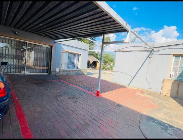 8 BEDROOM HOUSE FOR SALE IN PRIMROSE